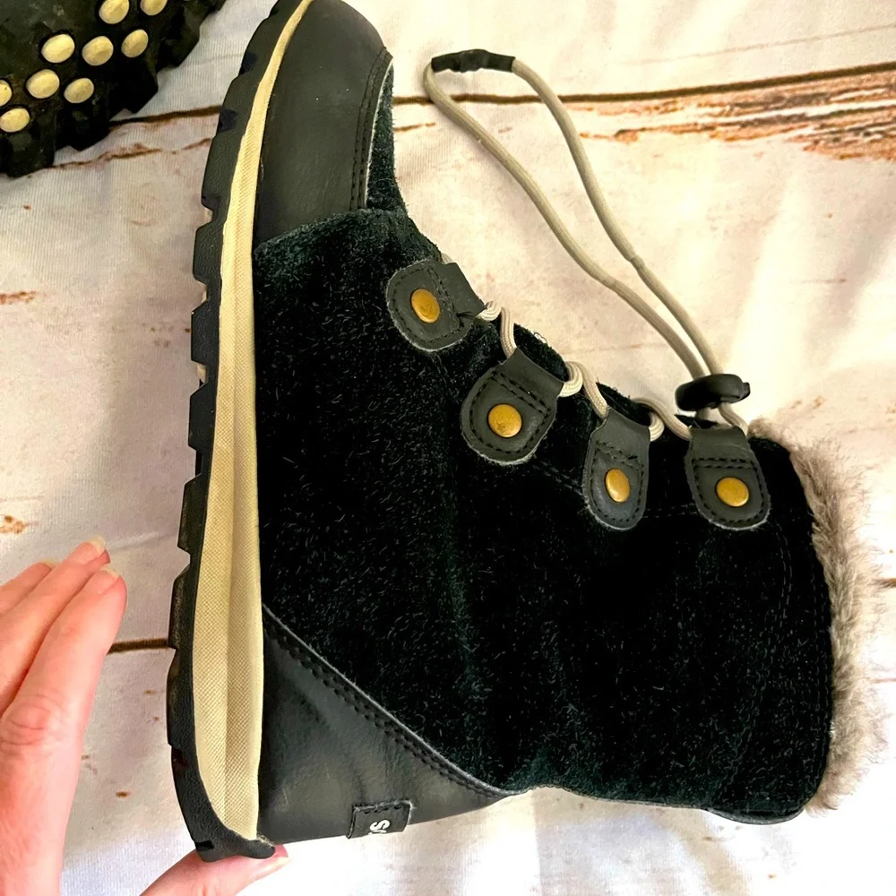 Sorel boots in good condition, black suede and fur trim